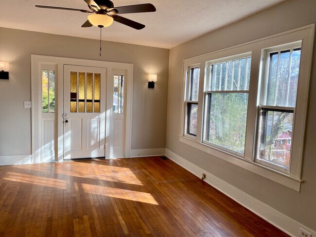 Building Photo - 40 Larchmont Rd