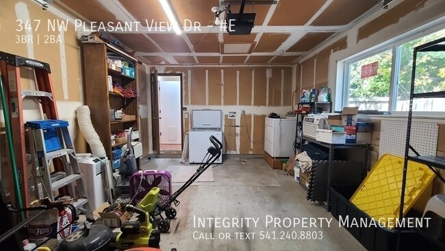 Building Photo - 347 NW Pleasant View Dr