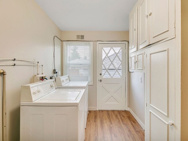 Building Photo - MID-CENTUTY MODERN 4 BEDROOM/2 BATH HOME-MUST SEE TO APPRECIATE!!