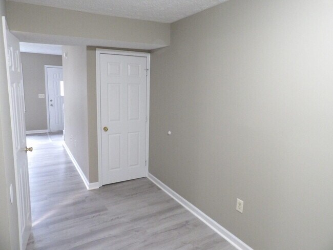 Building Photo - 244 Meadowview Dr