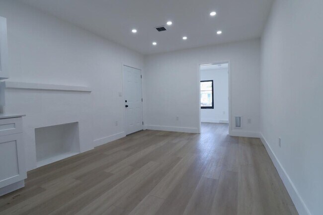 Building Photo - 3040 NW 13th Ave