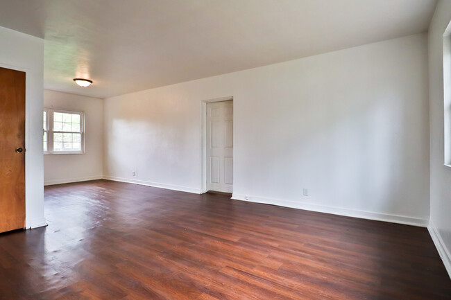 Building Photo - 925 N Prairie Ave