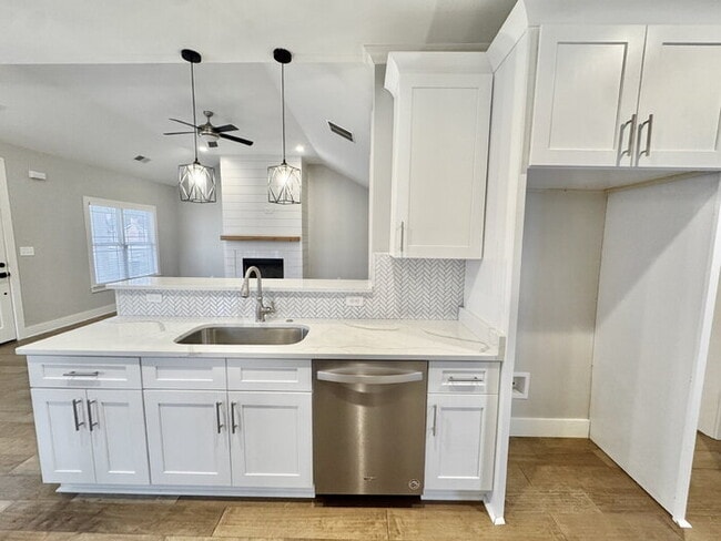 Building Photo - 441 Josephine St