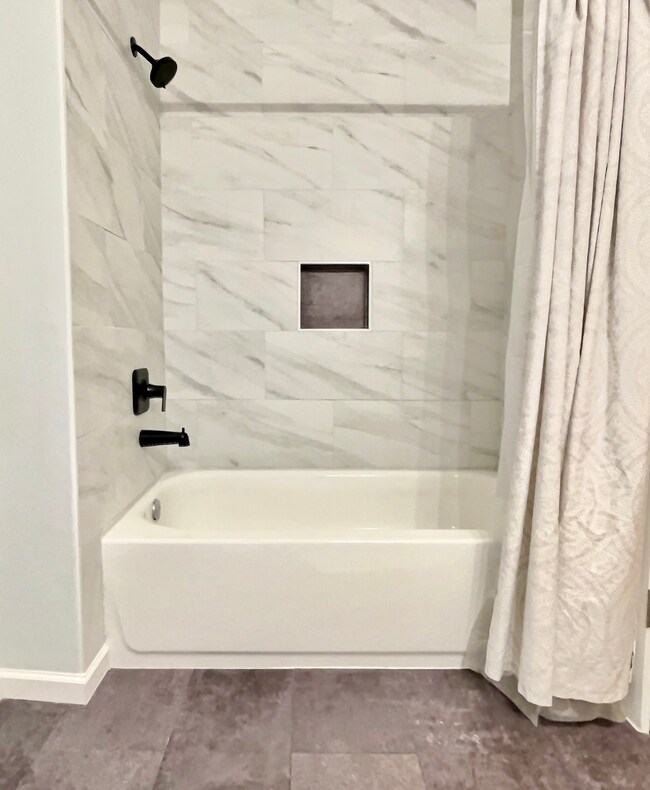 Shower / bathtub - 6 S Laflin St