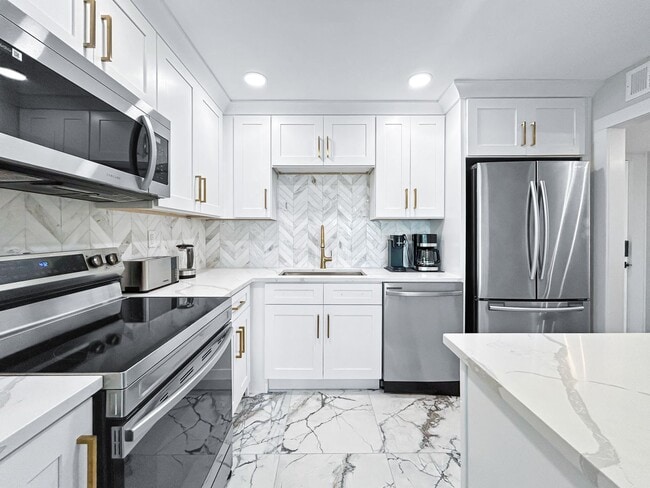 Building Photo - Available on May 27 - Stunning Furnished Waterfront Condo – 2 Beds / 2 Baths with Gulf-to-Bay Views!