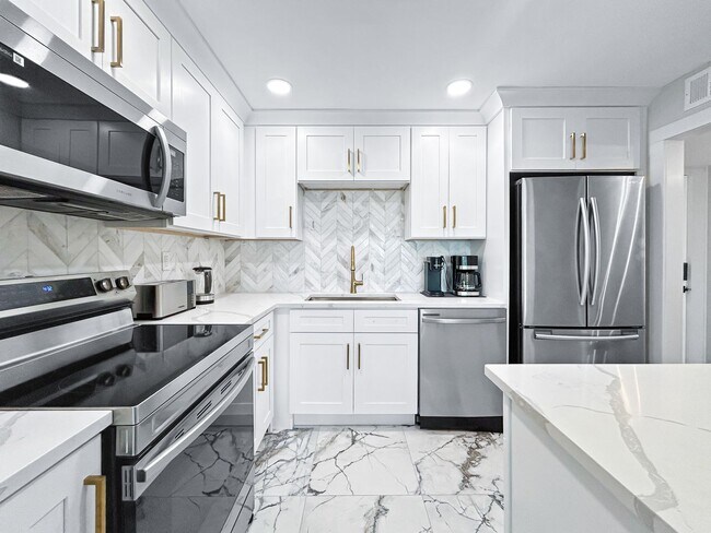 Building Photo - Stunning Furnished Waterfront Condo – 2 Beds / 2 Baths with Gulf-to-Bay Views!