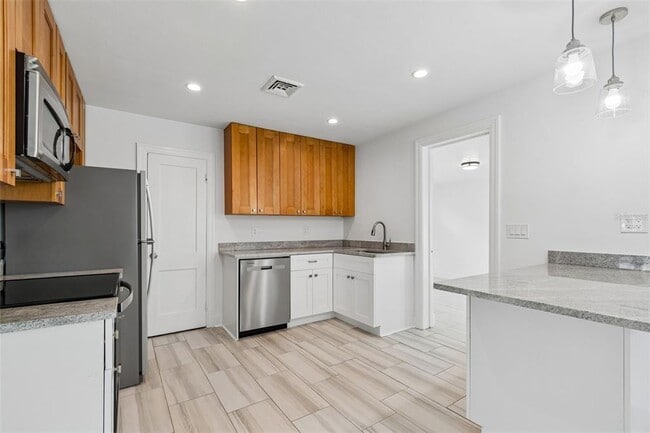 Building Photo - 8125 Bayshore Dr