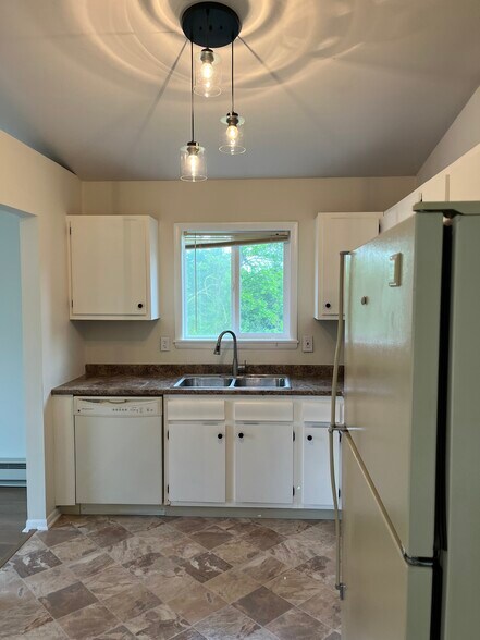 Building Photo - 44 Suncrest Dr