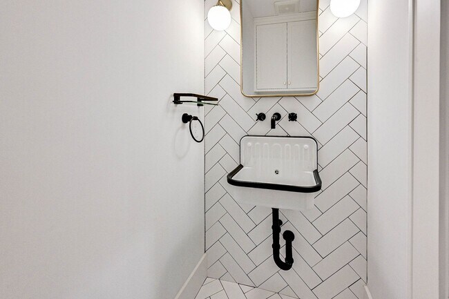 Building Photo - Completely renovated Heights historic bung...