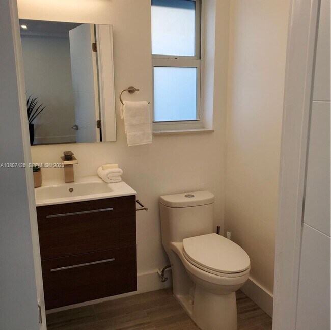 Building Photo - Beautiful waterfront townhouse in the heart of Miami