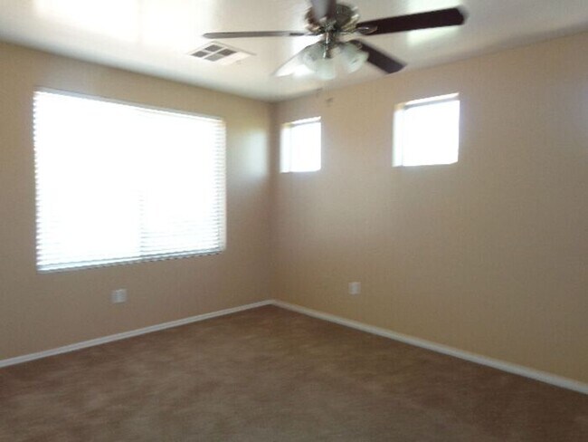 Building Photo - 3 bedroom 2.5 Bath in East Mesa