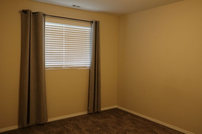 Building Photo - Home in CDA Place