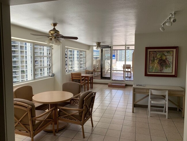 Building Photo - Fully Furnished. Updated. Waikiki (No parking)