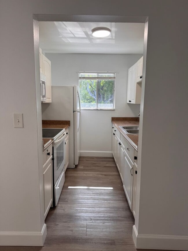 Building Photo - 2ND Floor Open Layout - No one on top or b...