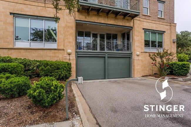 Building Photo - 700 Bay St