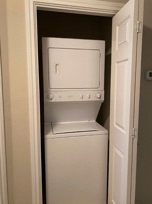 Building Photo - Spectacular Townhouse in Overton Area Minutes from Tech