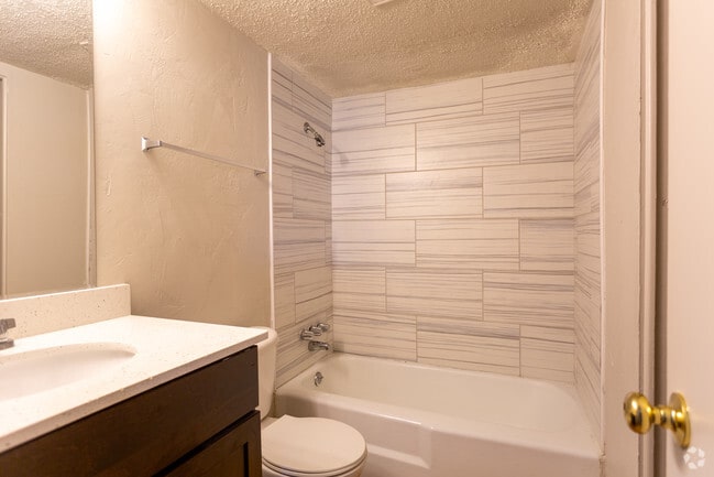 2 BR 1 BA 920 Sq Ft - Yorktown Apartment Homes