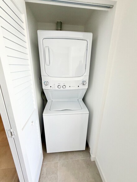 Building Photo - 1940 Van Buren St