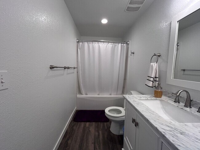 Building Photo - 3 Bedroom 2 Bath home in south Bellingham with a 2-car garage