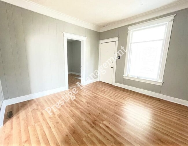 Building Photo - Large Renovated 3 bed 2 bath Home