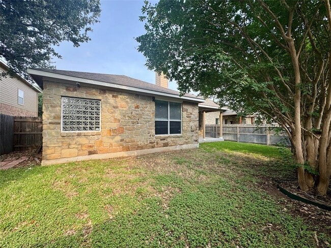 Building Photo - 205 Saddle Ridge Dr