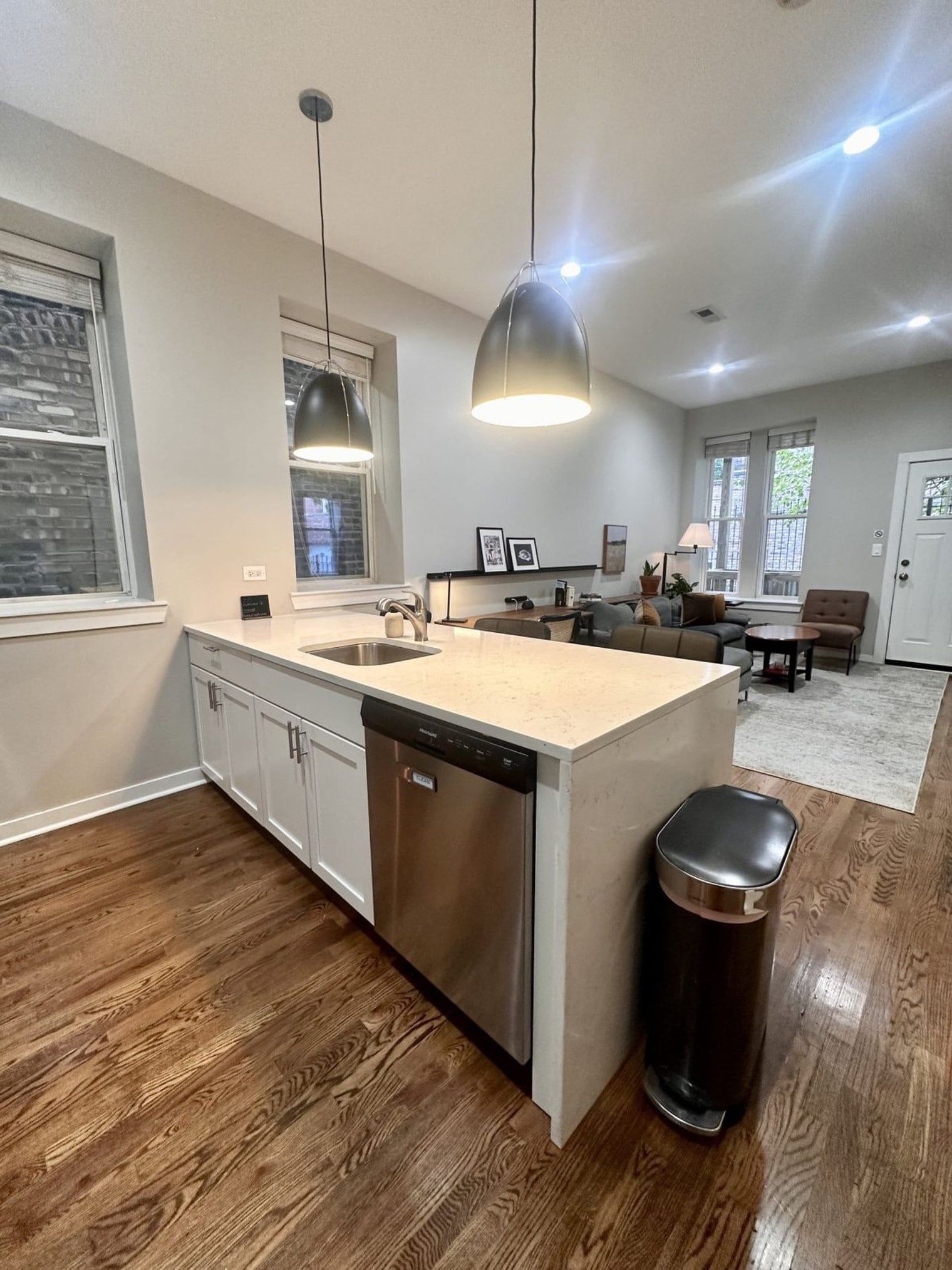 Building Photo - 736 N Throop St