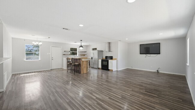 Building Photo - 200 Valley Acres Dr