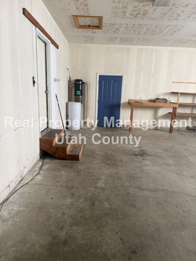 Building Photo - Large Home in Lehi!