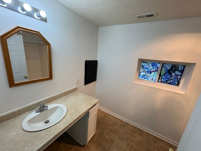 Building Photo - Lovely & Spacious 4-Bed, 2-Bath Single-Family Home Near Everything You Need