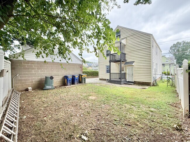 Building Photo - 820 Brewster St