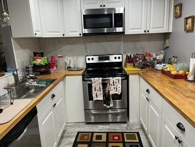 Building Photo - 8000 Lagos de Campo Blvd