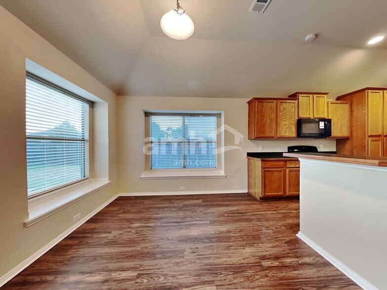 Building Photo - 1031 Hollow Creek Dr