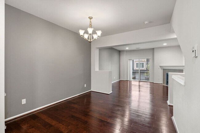 Building Photo - Spaciously Modern Tri Level Townhome for Rent in North Everett