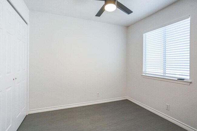 Building Photo - 215 Estate Dr