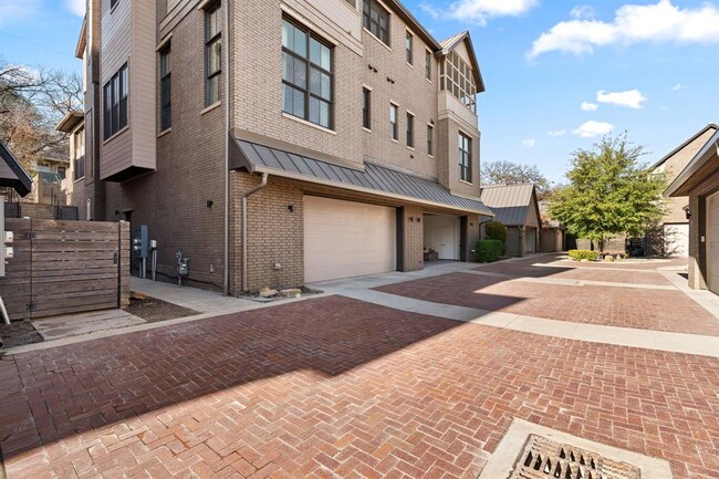 Building Photo - 615 Harthan St