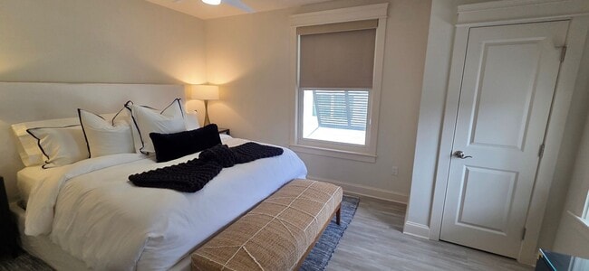 Building Photo - Recently remodeled condo near Baytown Wharf.