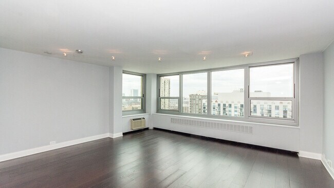 Building Photo - 1255 N Sandburg Terrace