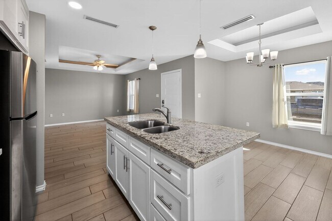 Building Photo - Charming 3BR Duplex in Brownsville