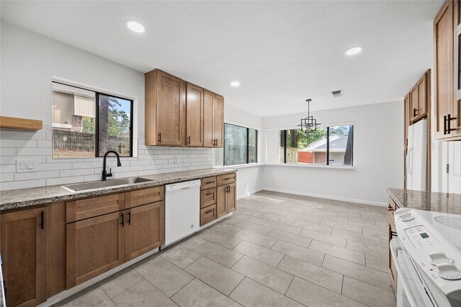 Building Photo - 431 Evergreen Dr
