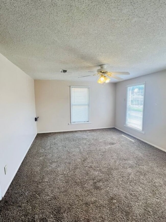 Building Photo - Spacious 2 Story Home