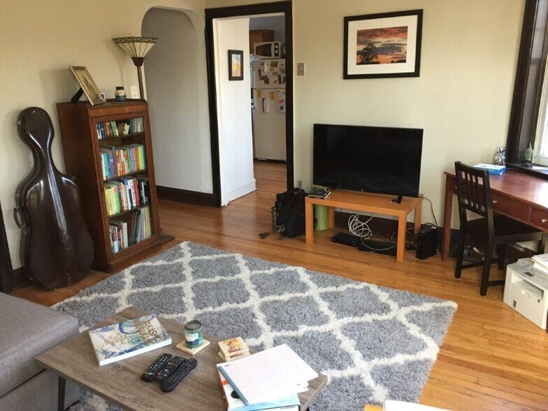 Building Photo - 2520 N Sawyer Ave