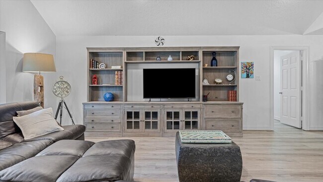 Building Photo - 9502 Rolling Oaks