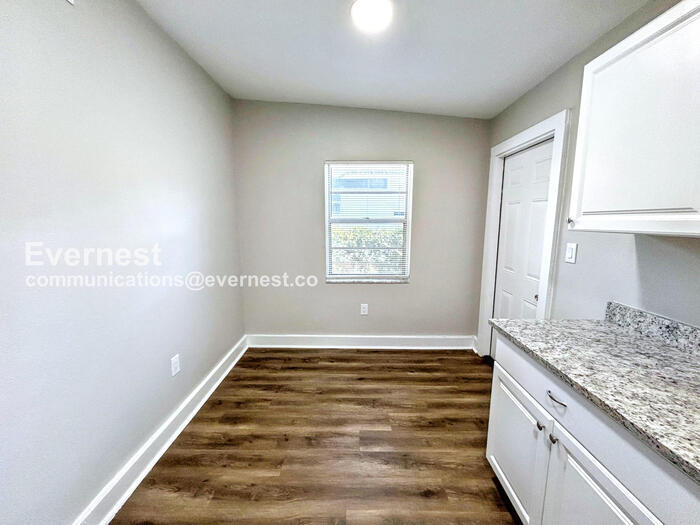 Building Photo - 1308 Melrose Ave S