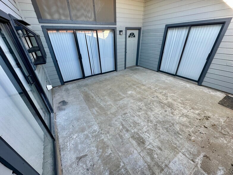 Large Private Entry Patio - 644 Bellaire Dr