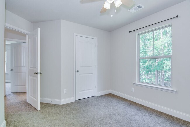 Building Photo - 3 Bedroom 2.5 Bath - Over Half Acre Lot!