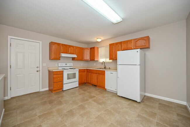 Building Photo - Duplex in Sandy - Available NOW!