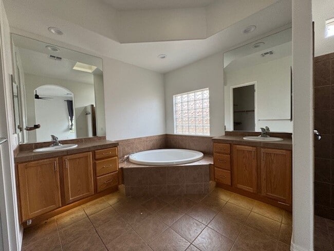 Building Photo - 3 BR on the GOLF COURSE with POOL-Laughlin Ranch Association