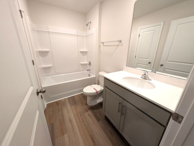 Building Photo - Gorgeous , New Townhome  located in Mallar...