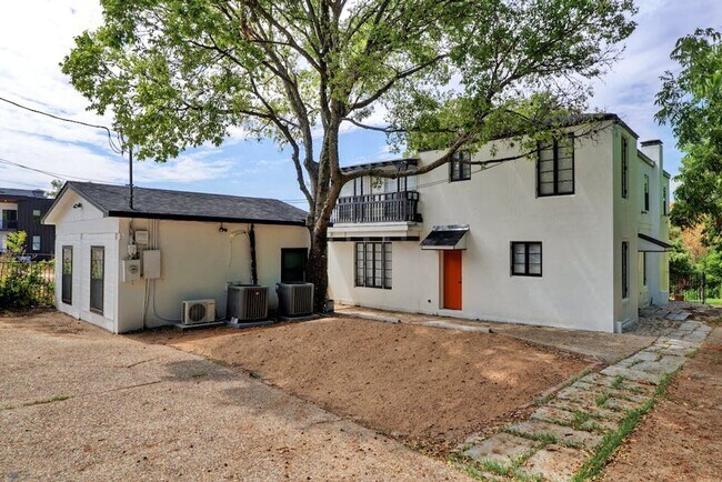 Building Photo - 9 bed 4 bath, available 2026!!