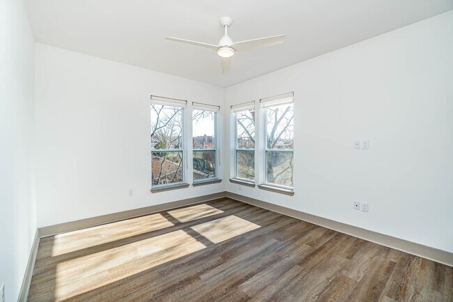 Building Photo - 256 Manhattan Blvd